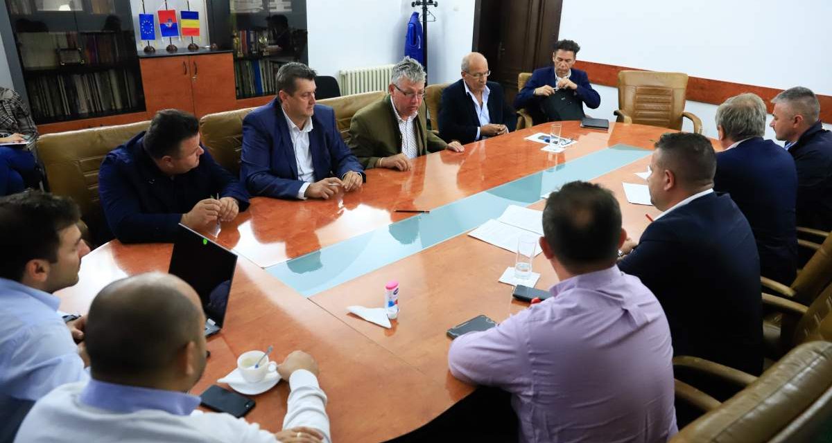 S-au semnat contractele pentru realizarea bazinelor din Salonta și Beiuș S-au semnat contractele pentru realizarea bazinelor din Salonta și Beiuș